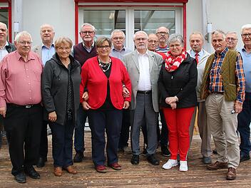 Der neue Bezirksvorstand der SPD-Arbeitsgemeinschaft 60plus. Die Mitglieder kommen aus ganz Unterfranken. In der Bildmitte der im Amt bestätigte Bezirksvorsitzende Peter Dlugosch.  Foto: Axel Müller