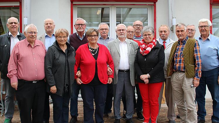 Der neue Bezirksvorstand der SPD-Arbeitsgemeinschaft 60plus. Die Mitglieder kommen aus ganz Unterfranken. In der Bildmitte der im Amt bestätigte Bezirksvorsitzende Peter Dlugosch.  Foto: Axel Müller