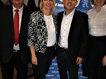 Alexander Wunderlich - im Bild mit seiner Lebenspartnerin Yvonne Nowak, MdB Emmi Zeulner (rechts) und dem stellvertretenden CSU-Kreisvorsitzenden Gerhard Schneider (links)  - will für die CSU den Neuenmarker Bürgermeistersessel erobern.Werner Reißaus