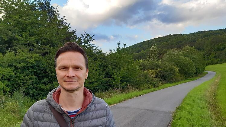 Auf diesem Foto wirkt der Hintergrund ruhiger. Der Weg führt den Blick ins Bild. Das Gesicht ist gleichmäßig ausgeleuchtet. Foto: Kerstin Junker