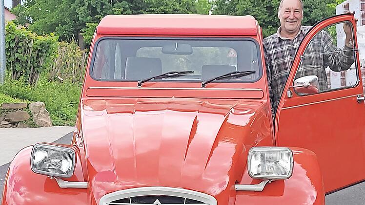 Hubert Phillipp mit dem Citroën 2CV, der einst das Wahrzeichen der Wildenauer-Praxis in Bad Brückenau war. Viele Stunden hat der Breitenbacher in die Restaurierung des Kultgefährts gesteckt.