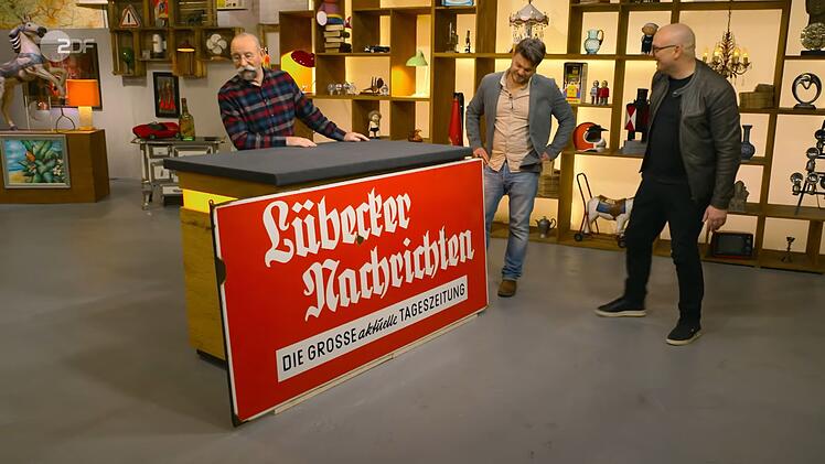 Das zwei Meter breite Emaille-Schild der Lübecker Nachrichten aus den 1950er-Jahren schätzte Sven Deutschmanek auf 500 bis 600 Euro. Christian Vechtel zahlte 1.100 Euro.