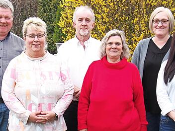 Nach der Neuwahl (von links): Kassier und Kelterwart Ingo Janson, Zweite Kassierin Ulrike M&uuml;ller, Ehrenvorsitzender Manfred M&uuml;ller, Schriftf&uuml;hrerin Bettina Orleth, Zweite Vorsitzende Ilona Coggins und Vorsitzende Franziska M&uuml;ller.