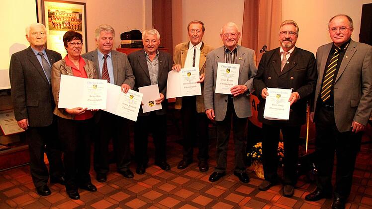 Ehrenvorsitzender Georg Geier (l.) und Vorsitzender Lorenz Galster (r.) ernannten Helga Betz, Erwin Fröhlich.Robert Kraus, Ulrich Biskupek, Josef Reuter und Paul Gütle zu neuen Ehrenmitgliedern.