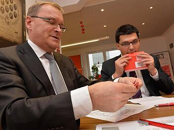 Oberbürgermeister Andreas Starke (l.) und Jonas Merzbacher stimmen dem Koalitionsvertrag zu.  Foto: R. Rinklef