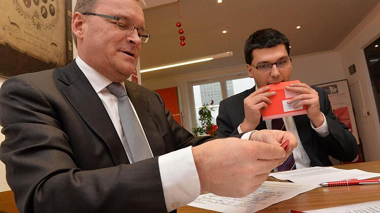 Oberbürgermeister Andreas Starke (l.) und Jonas Merzbacher stimmen dem Koalitionsvertrag zu.  Foto: R. Rinklef