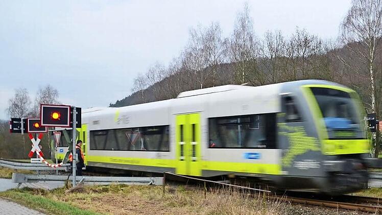 Der Bahnübergang "Weiherweg" in Trebgast wird nun doch erhalten. In die Umgestaltung wird viel Geld investiert. Foto: Dieter Hübner/Archiv
