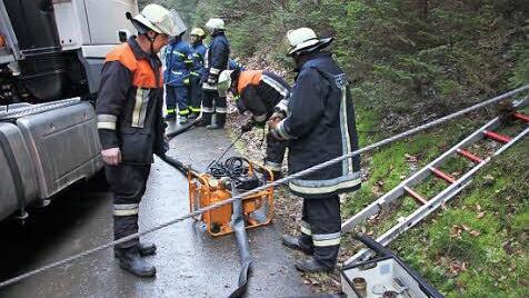 Mit einer Pumpe der Feuerwehr Wallenfels wurden die Tanks entleert. Foto: Friedwald Schedel