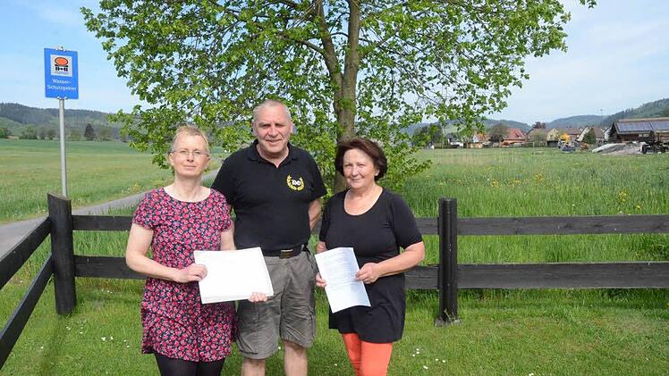 In Welitsch macht sich eine Bürgerinitiative gegen den Bau eines Milchviehstalls stark: (von links) Susanne Dittmann, Leonard Dittmann, Waltraud Wachter. Foto: K.- H. Hofmann
