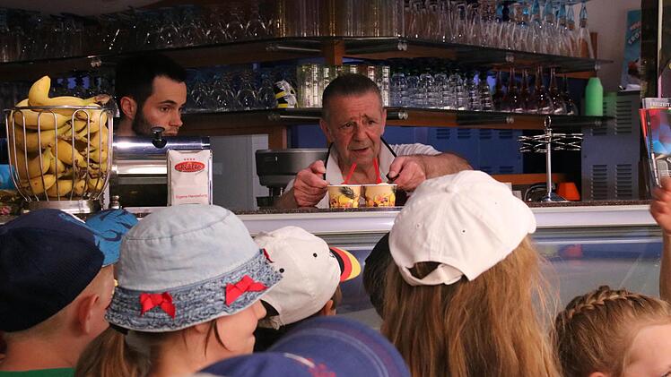 Nach dem Singen gab es ein Eis.  Foto: Markus Klein