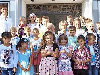 Die 27 Abc-Schützen der Volksschule Seubelsdorf (Klasse 1b) feierten den Schulanfangsgottesdienst und die Einschulungsfeier zusammen mit der Klassenlehrerin Monika Beifuß (hinten links) und der Lehramtsanwärterin Stefanie Schmauz (hinten rechts) in der Kirche "Heilige Familie".