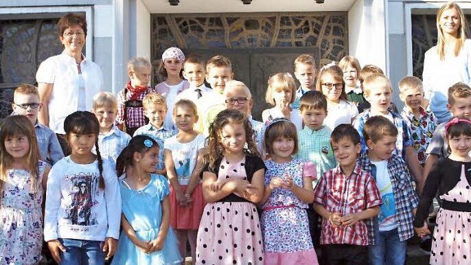 Die 27 Abc-Schützen der Volksschule Seubelsdorf (Klasse 1b) feierten den Schulanfangsgottesdienst und die Einschulungsfeier zusammen mit der Klassenlehrerin Monika Beifuß (hinten links) und der Lehramtsanwärterin Stefanie Schmauz (hinten rechts) in der Kirche "Heilige Familie".
