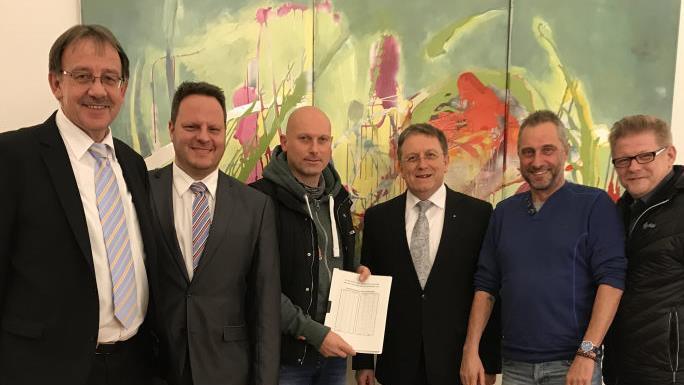Viele Kulmbacher wollen, dass das Bierfest wieder auf dem Zentralparkplatz stattfindet. Eine Liste mit 2000 Unterschriften wurde dem Stadtrat übergeben. Von links: Bürgermeister Stefan Schaffranek, SPD-Fraktionsvorsitzender Ingo Lehmann, Rainer Greibel, OB Henry Schramm, Dieter Fick und Bürgermeister Frank Wilzok.privat