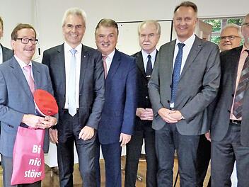 Nach mehr als 36 Jahren Leitung der PTA-Schule Kulmbach wurde Konrad Habryka in den Ruhestand verabschiedet. Von links: der neue Schulleiter, Edgar Gräf, Konrad Habryka, Hans-Peter Hubmann, Landrat Klaus Peter Söller, Johannes Metzger, Volker Schmitt, Rolf Peilnsteiner und Jürgen Keil. Foto: Werner Reißaus