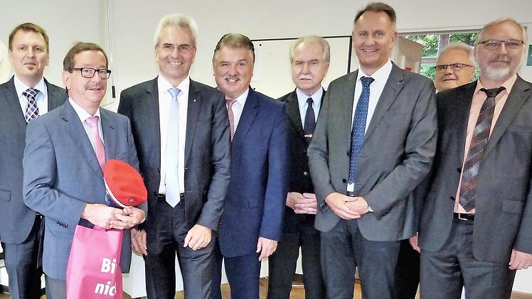 Nach mehr als 36 Jahren Leitung der PTA-Schule Kulmbach wurde Konrad Habryka in den Ruhestand verabschiedet. Von links: der neue Schulleiter, Edgar Gräf, Konrad Habryka, Hans-Peter Hubmann, Landrat Klaus Peter Söller, Johannes Metzger, Volker Schmitt, Rolf Peilnsteiner und Jürgen Keil. Foto: Werner Reißaus