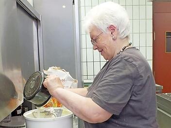 Inge Muggenh&ouml;fer beim Vermengen der Zutaten und beim Kneten des Teigs Fotos: Manfred Welker