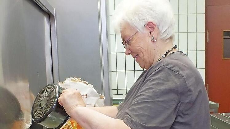 Inge Muggenh&ouml;fer beim Vermengen der Zutaten und beim Kneten des Teigs Fotos: Manfred Welker