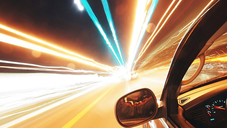 Mit 260 km/h rauschte ein Autofahrer durch die Mittelleitplanke auf der A73 bei Forchheim