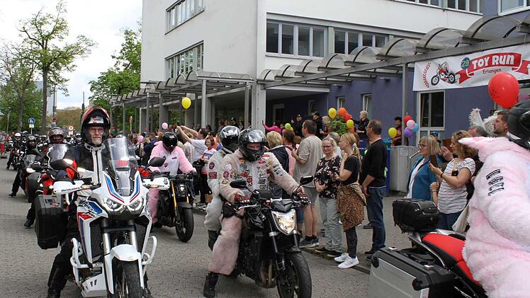 Erlangen: Toy Run 2023 bei "Bombenwetter" - 30.000 Euro Spenden gesammelt