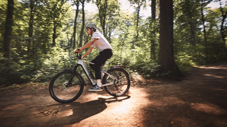 Mit E-Trekkingbikes können Radfahrer steile Anstiege mühelos bewältigen, dank der Unterstützung durch leistungsstarke Elektromotoren.