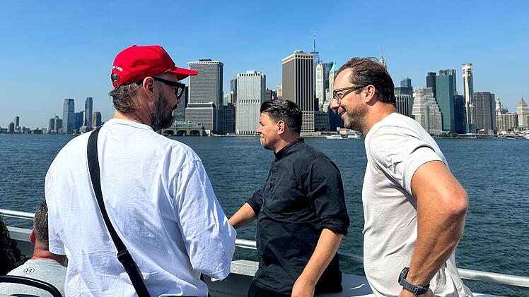 Die Stadt New York verbindet Tim Mälzer (Mitte), Edi Frauneder (rechts) und Mario Lohninger miteinander, deshalb finden hier die Duelle statt.