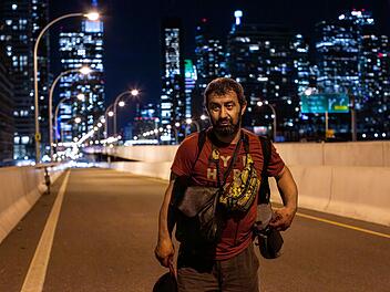 Davit ist einer von mehr als 15.000 Obdachlosen in Toronto. Nachts zieht er auf der Suche nach Lebensmitteln durch die Stadt.