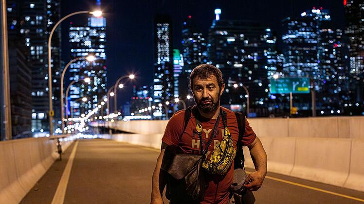 Davit ist einer von mehr als 15.000 Obdachlosen in Toronto. Nachts zieht er auf der Suche nach Lebensmitteln durch die Stadt.