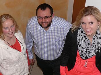 Erzählten aus dem Nähkästchen: die Happertshäuserin Eva Hau sowie die beiden Hofheimer Jens Valtenmeier und Jennifer Becker (von links). Interessierte Neue, betonten alle drei, sind beim Roten Kreuz jederzeit willkommen. Foto: mw