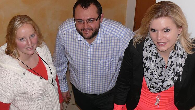 Erzählten aus dem Nähkästchen: die Happertshäuserin Eva Hau sowie die beiden Hofheimer Jens Valtenmeier und Jennifer Becker (von links). Interessierte Neue, betonten alle drei, sind beim Roten Kreuz jederzeit willkommen. Foto: mw