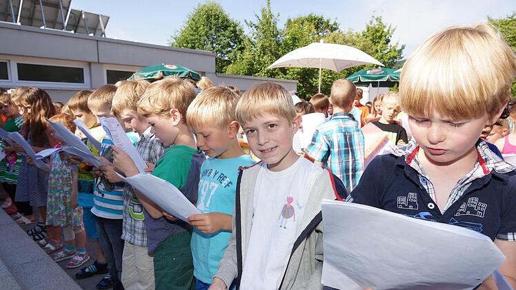 Schüler singen bei der Einweihungsfeier von ihrem Alltag.