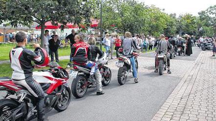 Auf dem Weg zur Segnung der Motorräder in Wiesenbronn
