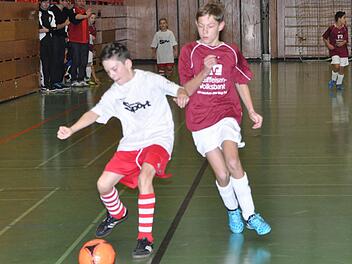 Mit einem 1:0-Sieg gegen die SG Rothenkirchen (weißes Trikot) legte der FC Unter-/Oberrodach den Grundstein zum zweiten Platz in der Gruppe C, der zum Einzug in die Endrunde reichte. Foto: Herbert Kalb