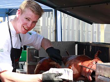 Mit seinem mobilen Spanferkel-Grill und einem selbst gebauten Steinofen kommt Marcus Beran auch zu privaten Feiern. Nach einigem Auf und Ab hat sich der 24-Jährige im Frühjahr erneut selbständig gemacht. Heute teilt er seine Erfahrungen bei der Gründer-Messe. Foto: privat