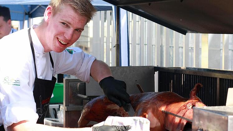 Mit seinem mobilen Spanferkel-Grill und einem selbst gebauten Steinofen kommt Marcus Beran auch zu privaten Feiern. Nach einigem Auf und Ab hat sich der 24-Jährige im Frühjahr erneut selbständig gemacht. Heute teilt er seine Erfahrungen bei der Gründer-Messe. Foto: privat