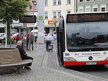 Sparzwänge bei den Stadtwerken: Künftig wird die Linie 910 Wildensorg über den Domplatz nur noch einmal pro Stunde ansteuern.   Foto: Matthias Hoch