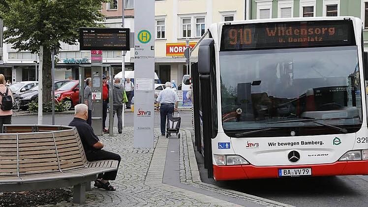 Sparzwänge bei den Stadtwerken: Künftig wird die Linie 910 Wildensorg über den Domplatz nur noch einmal pro Stunde ansteuern.   Foto: Matthias Hoch