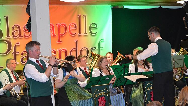 Die sehr schnelle Polka "Trompeten-Bravour" verlangte dem Solisten Rainer Nöller (links) alles ab. Fotos: privat