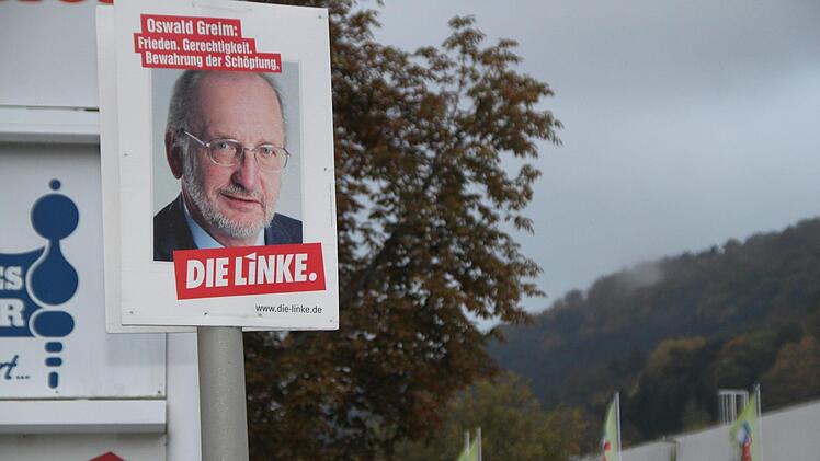 Oswald Greim grüßt auch über zwei Wochen nach der Wahl noch vor den Einkaufsmärkten in der Albert-Ruckdeschel-Straße in Kulmbach. Foto: Andreas Schmitt