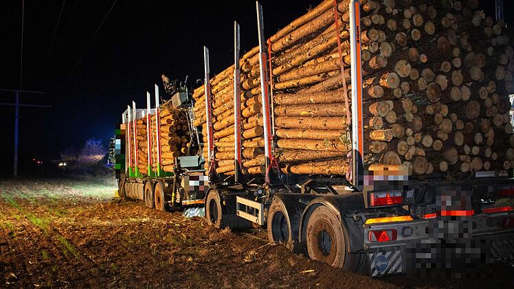 Ein Lkw, der mit Holzstämmen beladen war, durchbrach am Samstagabend im Kreis Fürth die Leiplanke. Foto: NEWS5 / Schmelzer