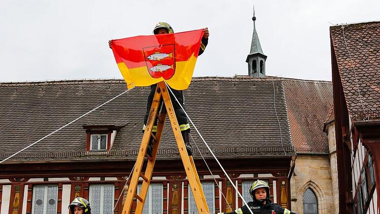 Akrobatik auf zwei Holzleitern präsentierte die  Feuerwehr Rovereto.