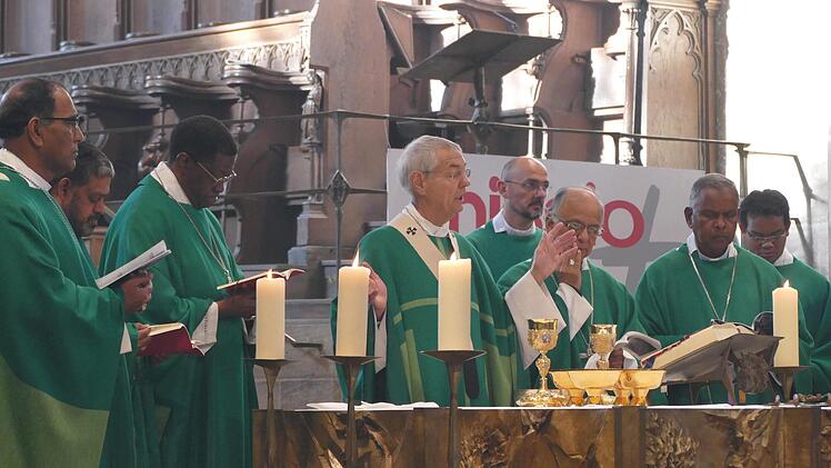 Mit Erzbischof Ludwig Schick zelebrierten die bischöflichen Gäste aus Nordostindien und weitere Priester.   Foto: Marion Krüger-Hundrup