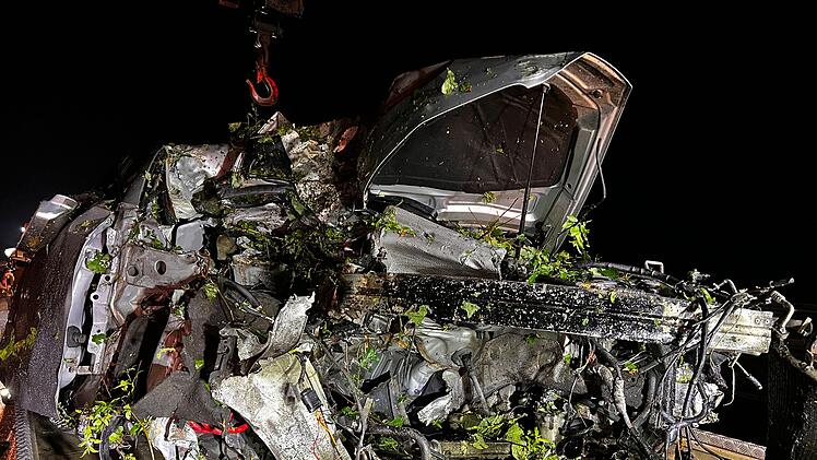 Unfall bei Starkregen: Auto fliegt von Straße in Waldstück und wird von Baum aufgespießt