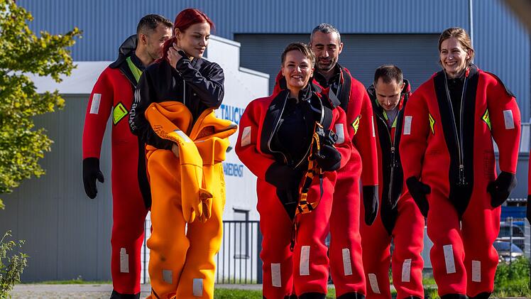 Zukünftige Astronauten beim Wasser-Rettungstraining