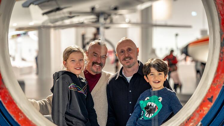 Oskar verbringt gerne Zeit mit seinem leiblichen Vater Herbert, dessen Mann Christian und seinem Stiefbruder Valentin. Von links: Oskar, Herbert, Christian und Valentin.