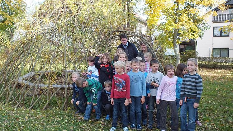 Die Grundschüler vor dem "grünen Klassenzimmer"