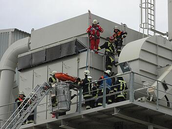Aus schwindelnder Höhe musste der abgestürzte Mitarbeiter der BAG - bei der Übung schlupfte die Puppe Otto in die Opferrolle - sicher zur Erde gebracht werden. Foto: Gerhard Schmidt