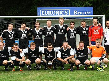 Der Kreisklassist SV Grafengehaig (vorne) schlug im Finale des Edelherb-Cups den Gastgeber TSV Thurnau (hinten) mit 1:0. Fotos: Monika Limmer