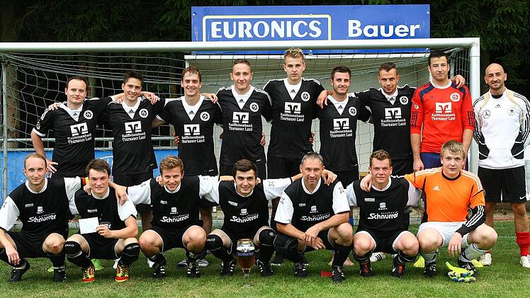 Der Kreisklassist SV Grafengehaig (vorne) schlug im Finale des Edelherb-Cups den Gastgeber TSV Thurnau (hinten) mit 1:0. Fotos: Monika Limmer