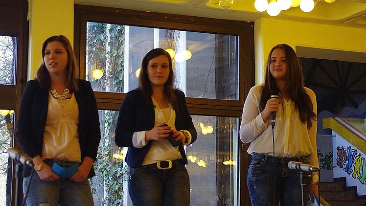 Luca, Anna und Carina führten durch den Talentwettbewerb. Foto: Heike Schülein
