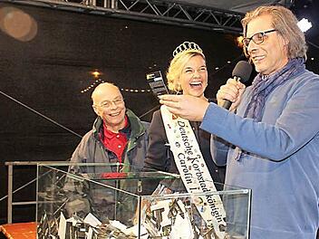 Echte Freude für die Gewinner spiegelte sich am Sonntagabend in den Gesichtern von Rainer Taubert, Korbstadtkönigin Carolin I. und Moderator Frank Ziegler.  Foto: Markus Häggberg